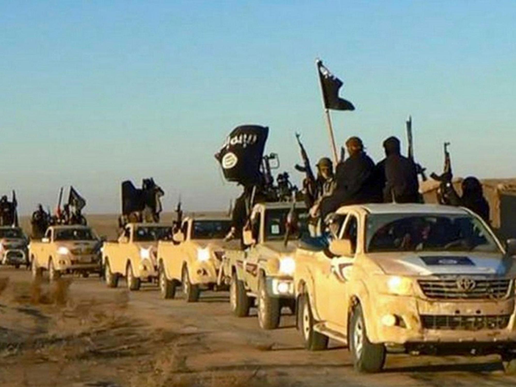 Das undatierte Symbolfoto, das von einer militanten Website über die Nachrichtenagentur AP zur Verfügung gestellt wurde, zeigt einen Fahrzeugkonvoi mit Mitgliedern der Terrormiliz Islamischer Staat (IS), auf dem Weg von Al-Rakka (Syrien) in den Irak.