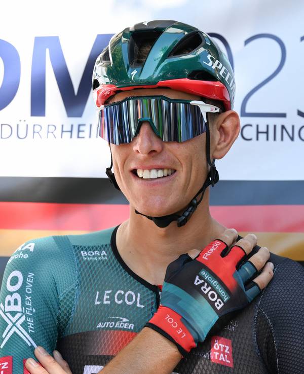 Nils Politt vom Team Bora Hansgrohe lächelt vor dem Start. Der Klassiker-Spezialist wird das Team verlassen.
