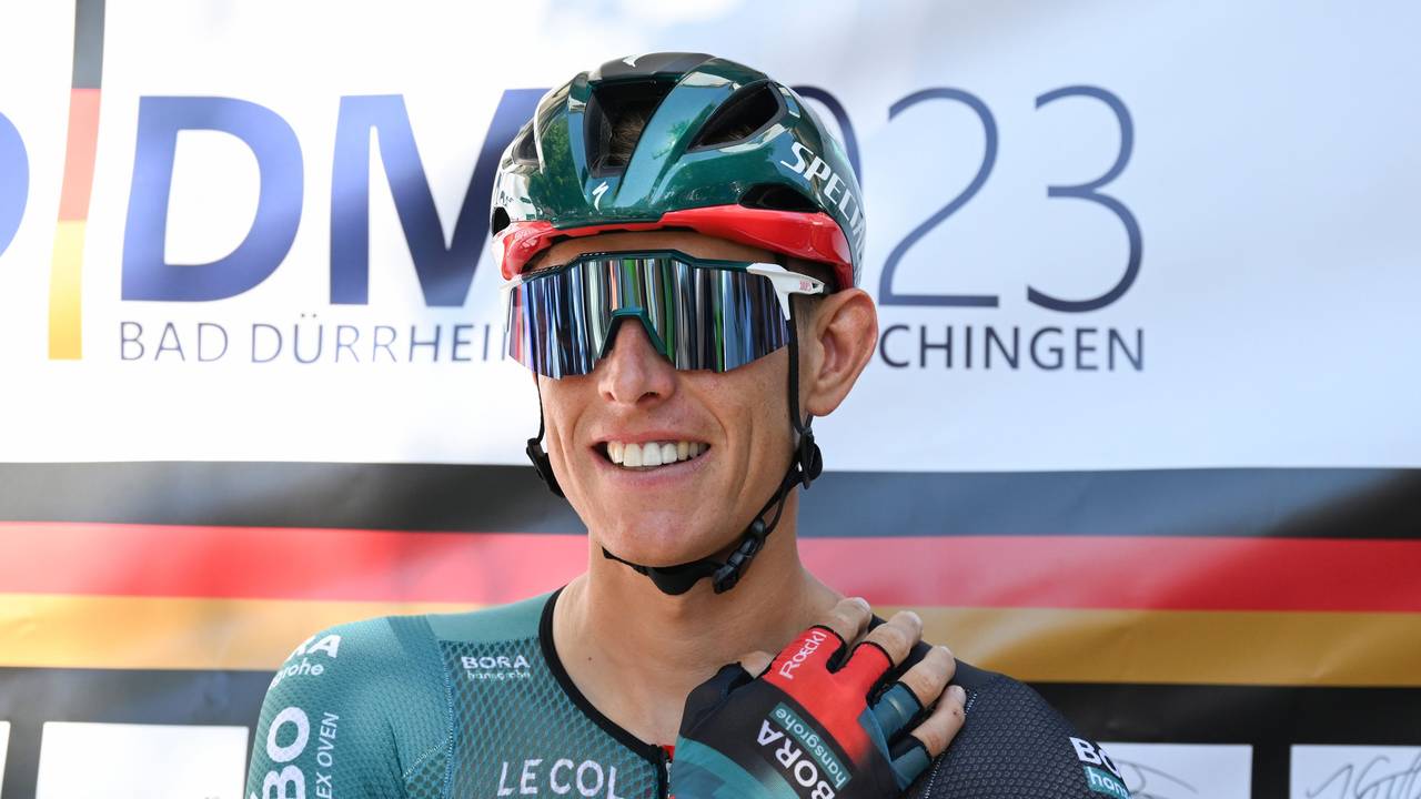 Nils Politt vom Team Bora Hansgrohe lächelt vor dem Start. Der Klassiker-Spezialist wird das Team verlassen.