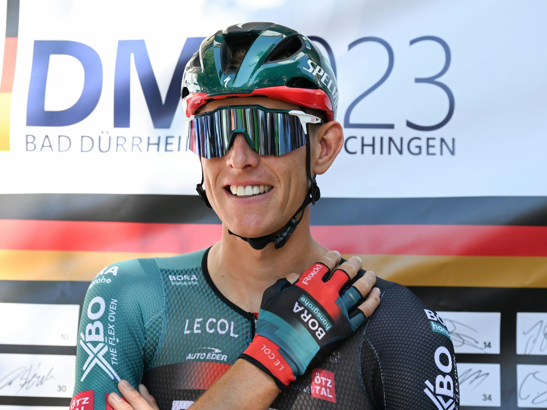 Nils Politt vom Team Bora Hansgrohe lächelt vor dem Start. Der Klassiker-Spezialist wird das Team verlassen.