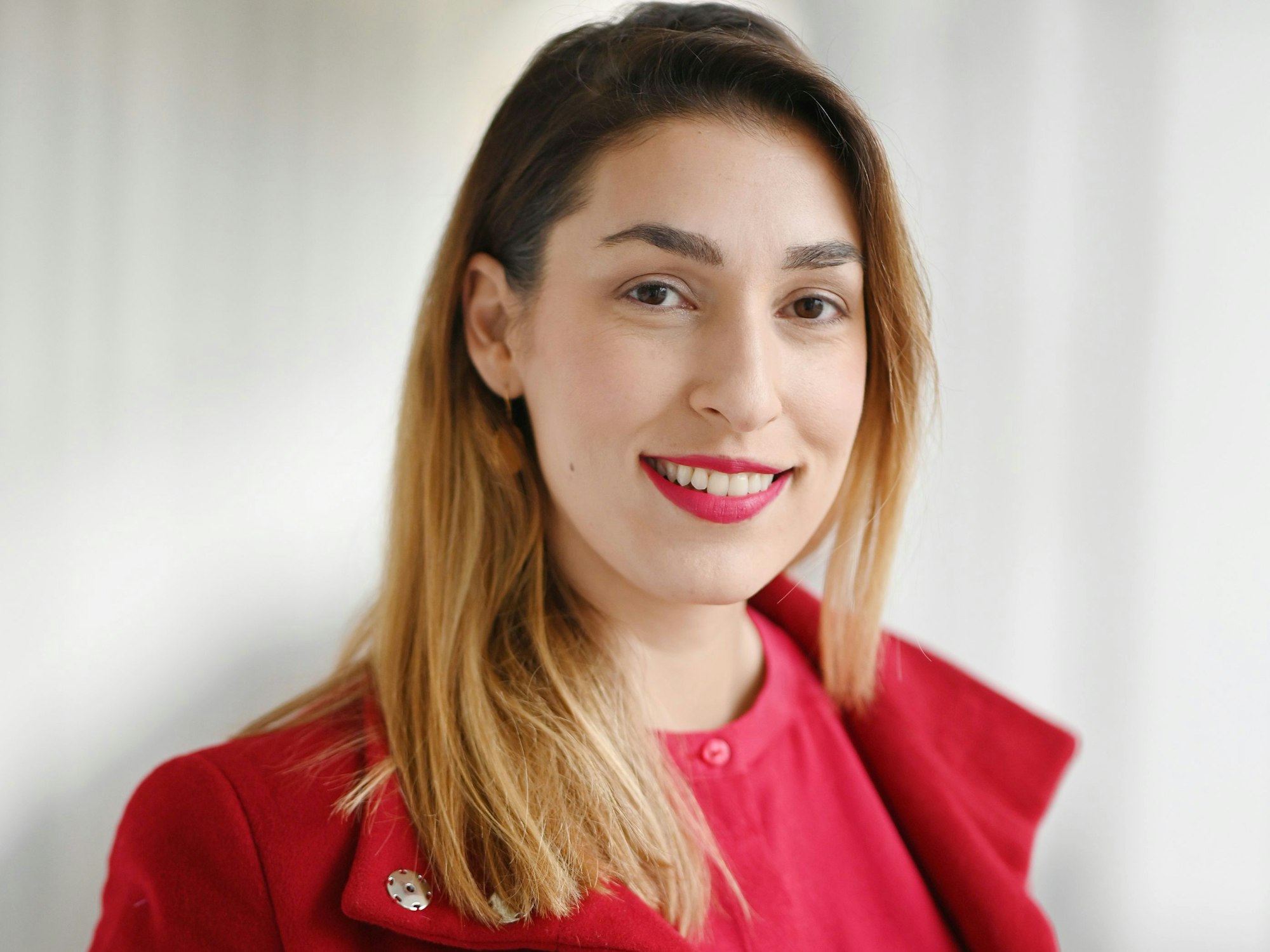 Tijen Onaran posiert vor der Kamera.