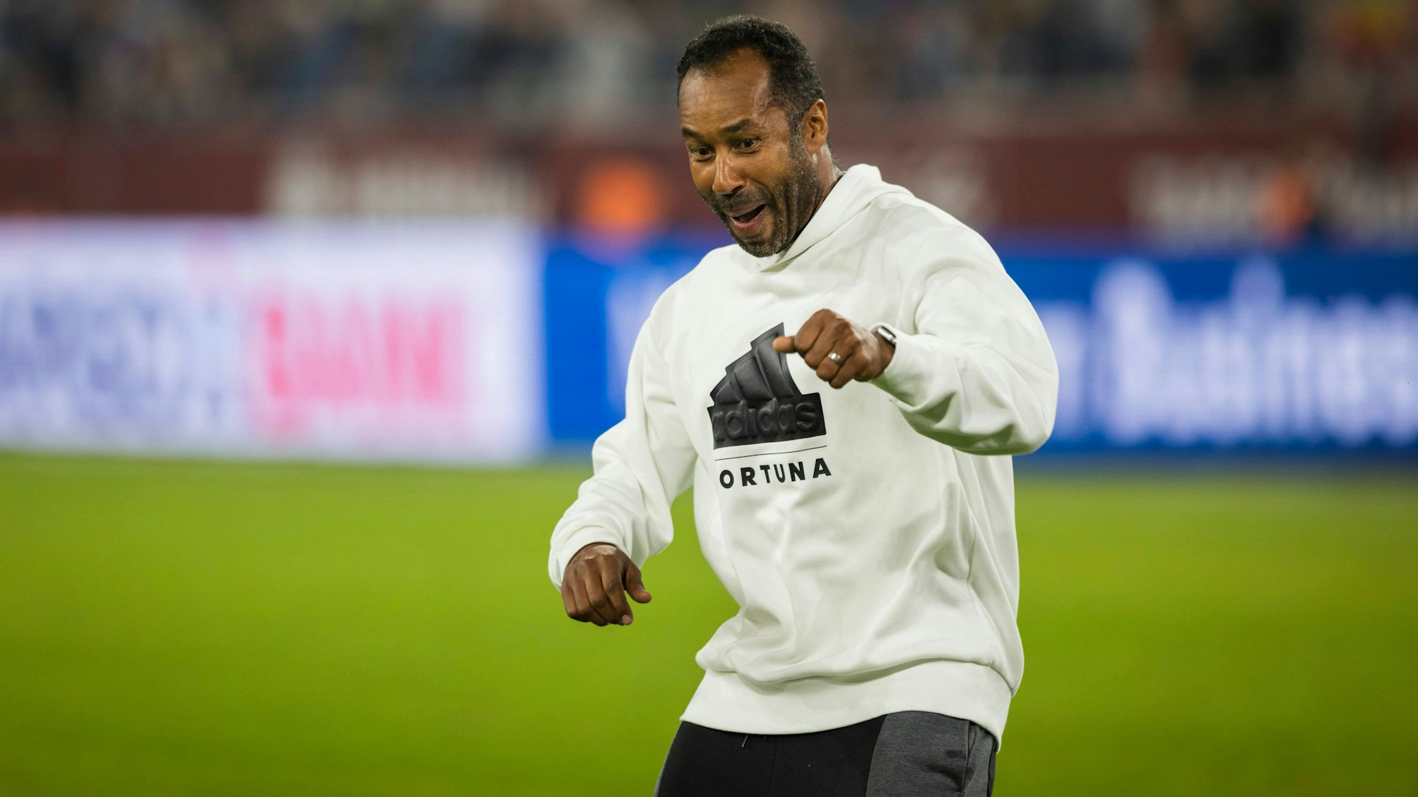 Daniel Thioune jubelt nach einem Sieg von Fortuna Düsseldorf.