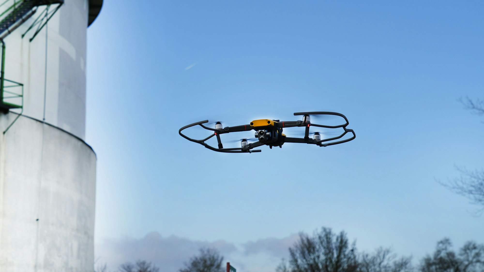 Eine Drohne fliegt über dem Shell-Gelände in Wesseling.