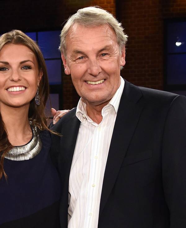 Die Moderatorin Laura Wontorra und Vater Jörg Wontorra posieren für ein Foto.