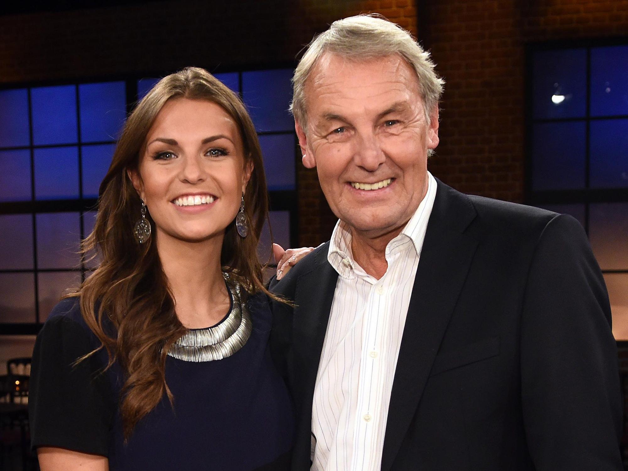Die Moderatorin Laura Wontorra und Vater Jörg Wontorra posieren für ein Foto.