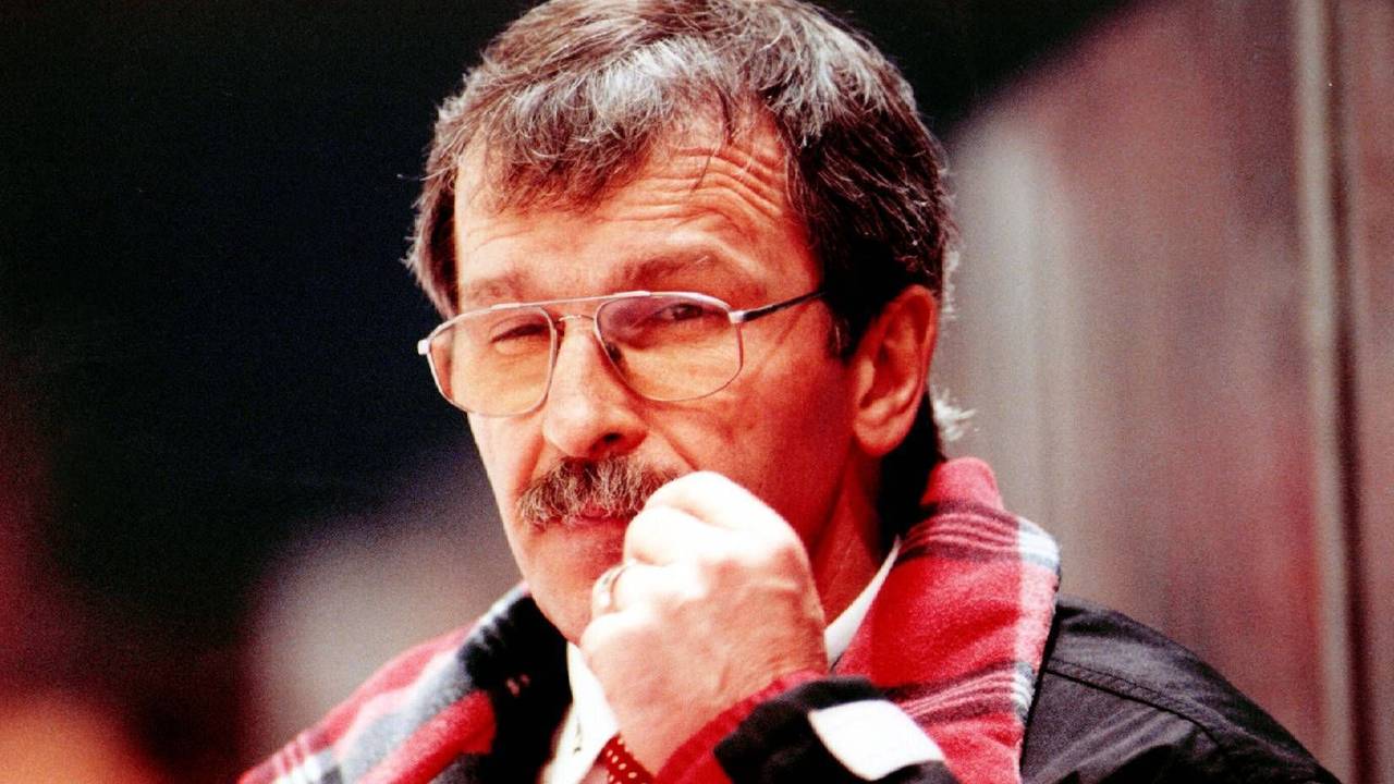 Eishockey-Trainer Bob Murdoch (Köln) nachdenklich bei den Haien hinter der Bande in der DEL.