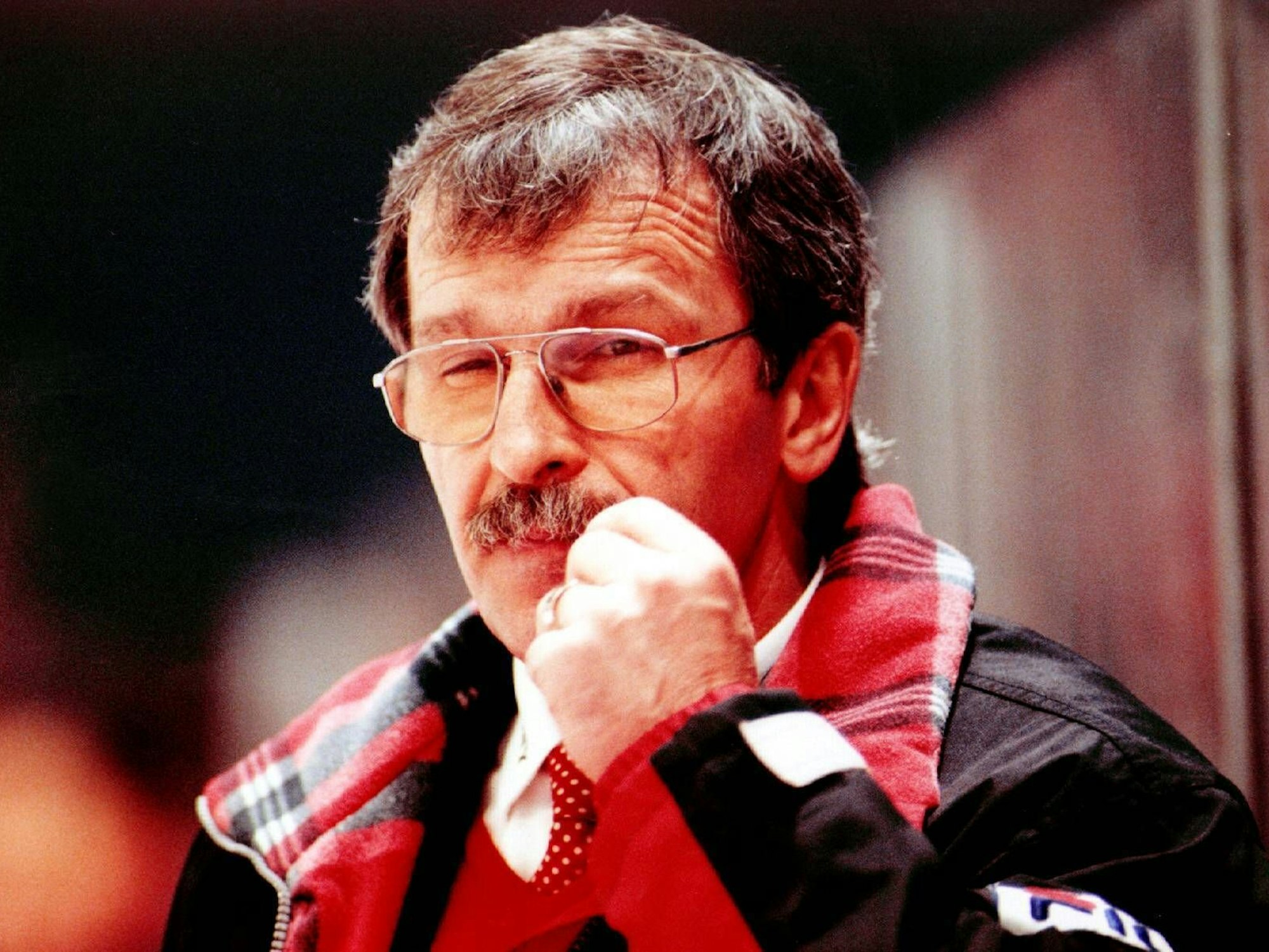 Eishockey-Trainer Bob Murdoch (Köln) nachdenklich bei den Haien hinter der Bande in der DEL.