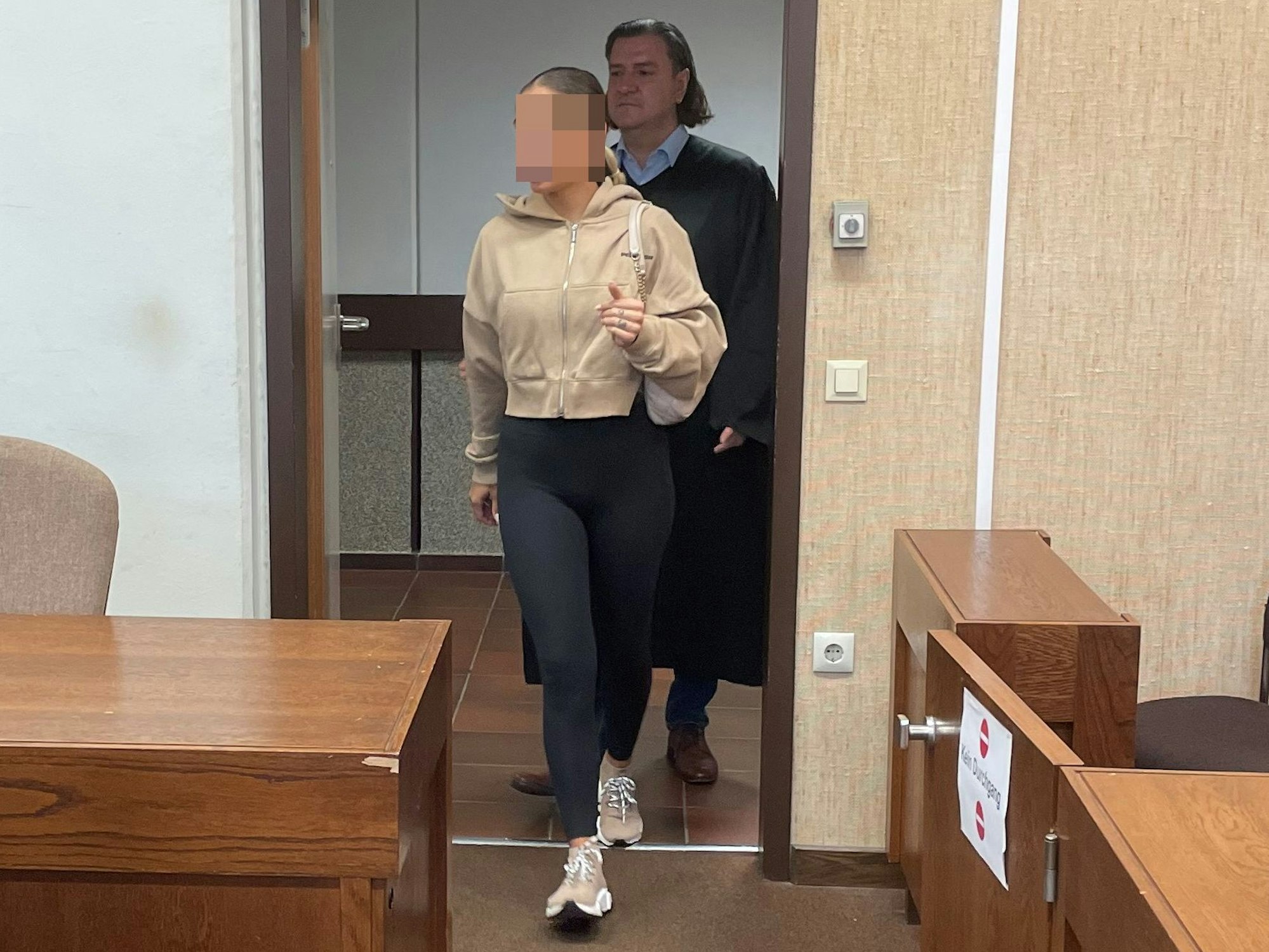 Das Escort-Model betritt den Gerichtssaal.