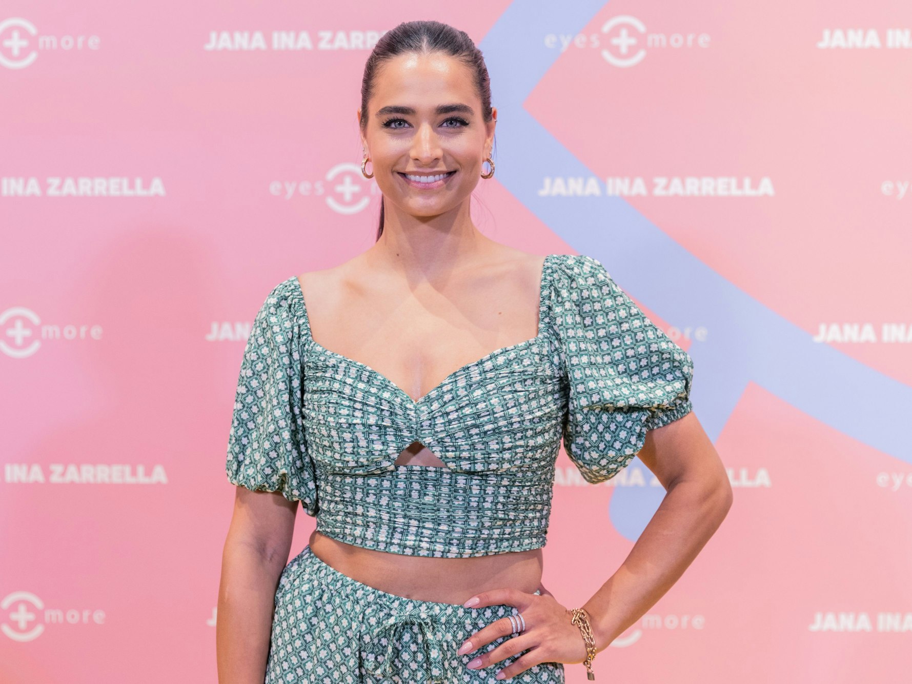 Amira Pocher posiert während einer Gala im August 2022 für ein Foto.