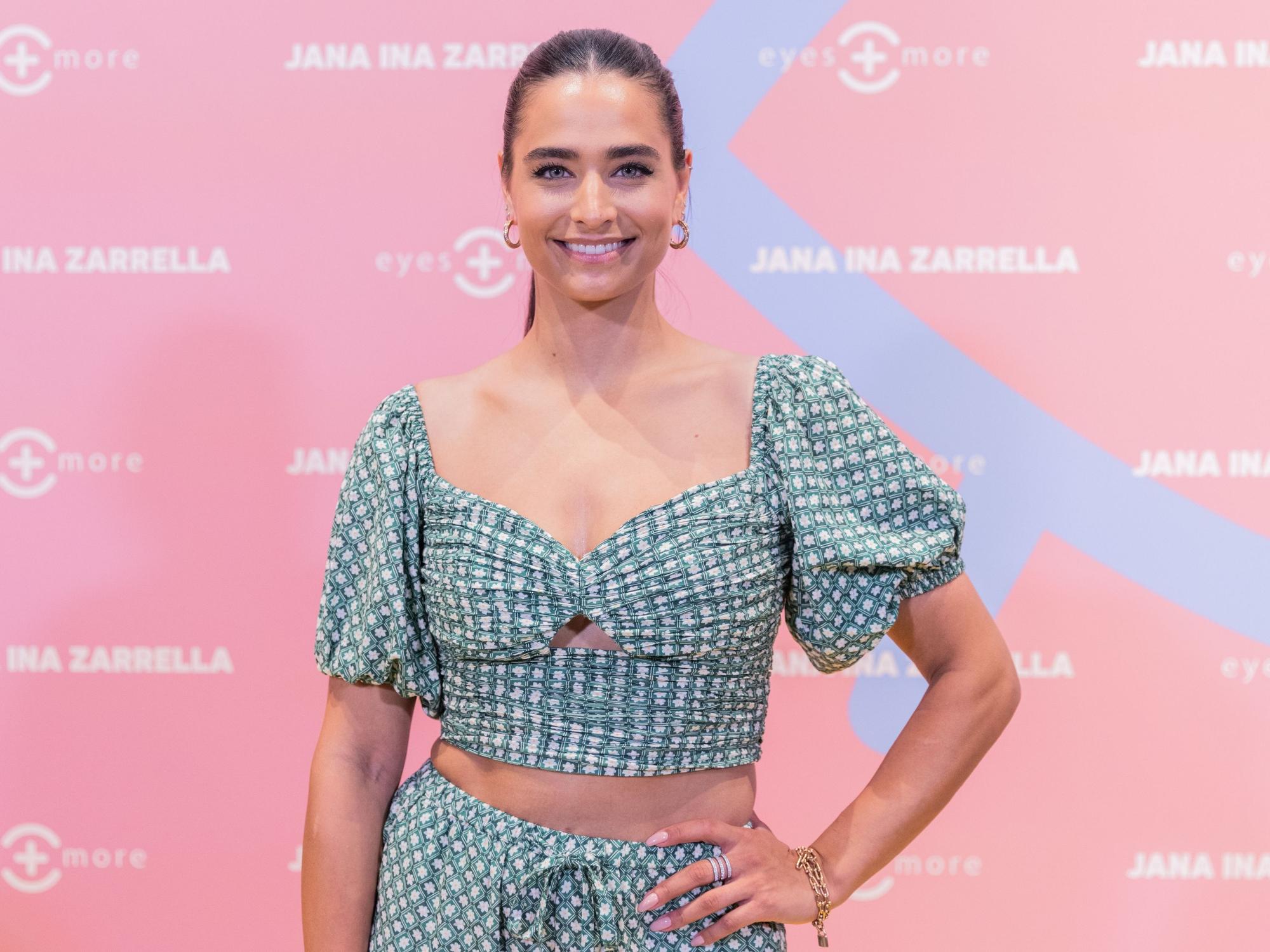 Amira Pocher posiert während einer Gala im August 2022 für ein Foto.