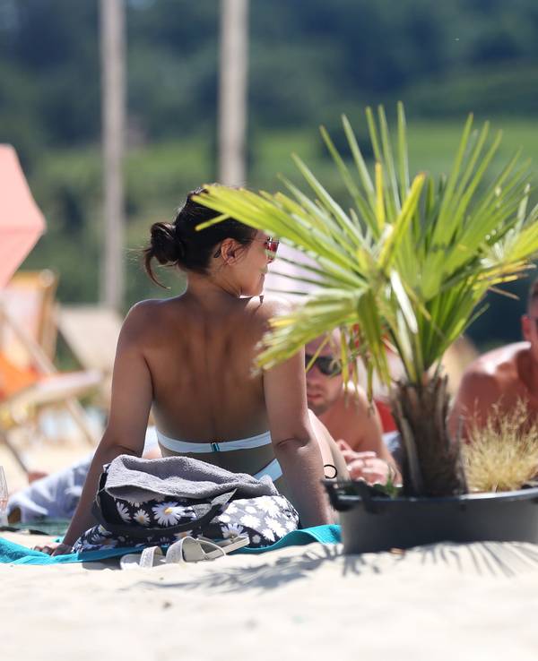 Unser Foto zeigt Sonnenanbeterinnen im Freibad am Baldeneysee im Süden der Stadt Essen.