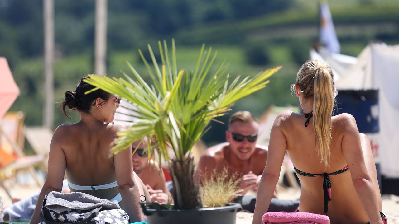 Unser Foto zeigt Sonnenanbeterinnen im Freibad am Baldeneysee im Süden der Stadt Essen.