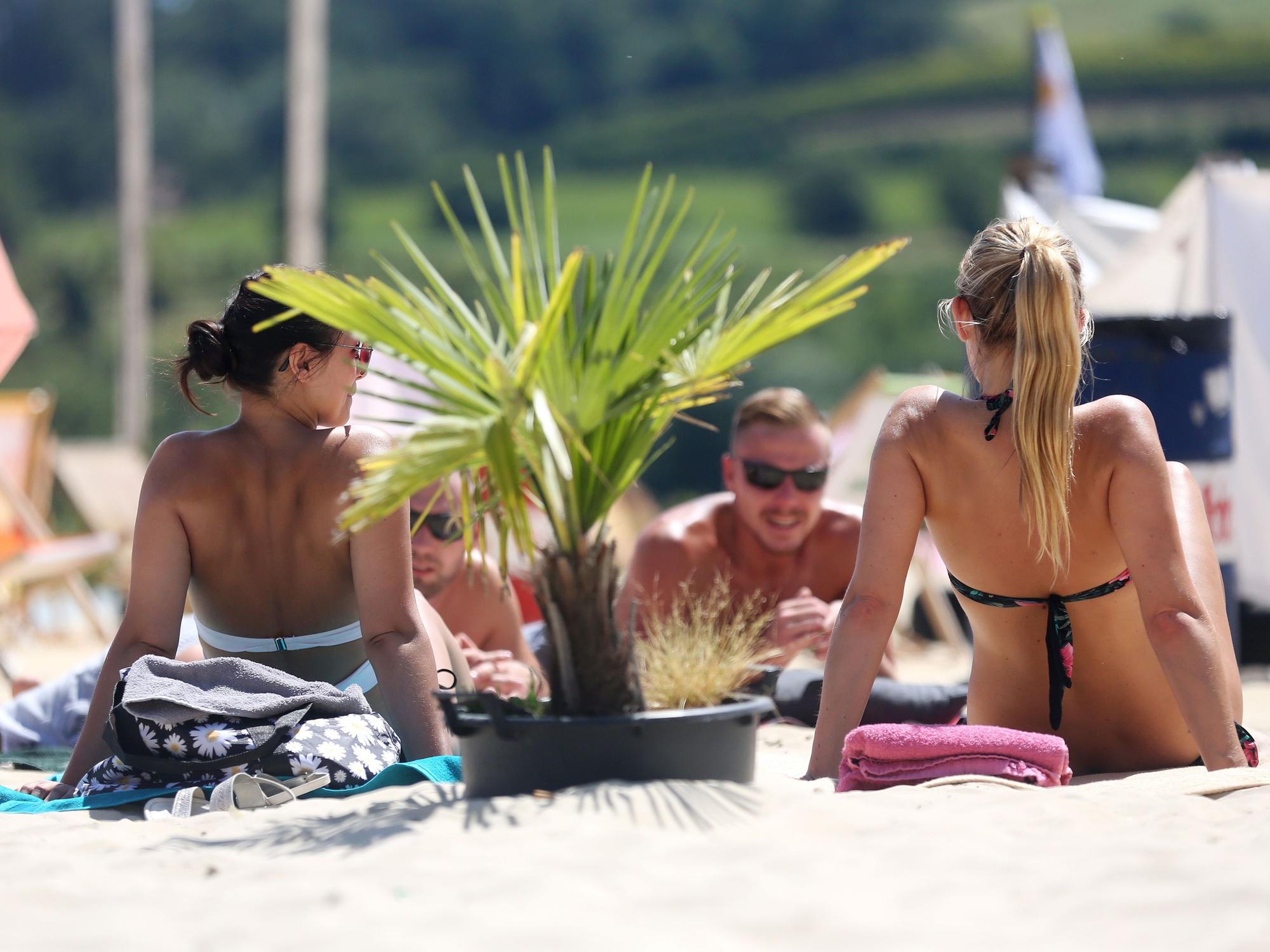 Unser Foto zeigt Sonnenanbeterinnen im Freibad am Baldeneysee im Süden der Stadt Essen.
