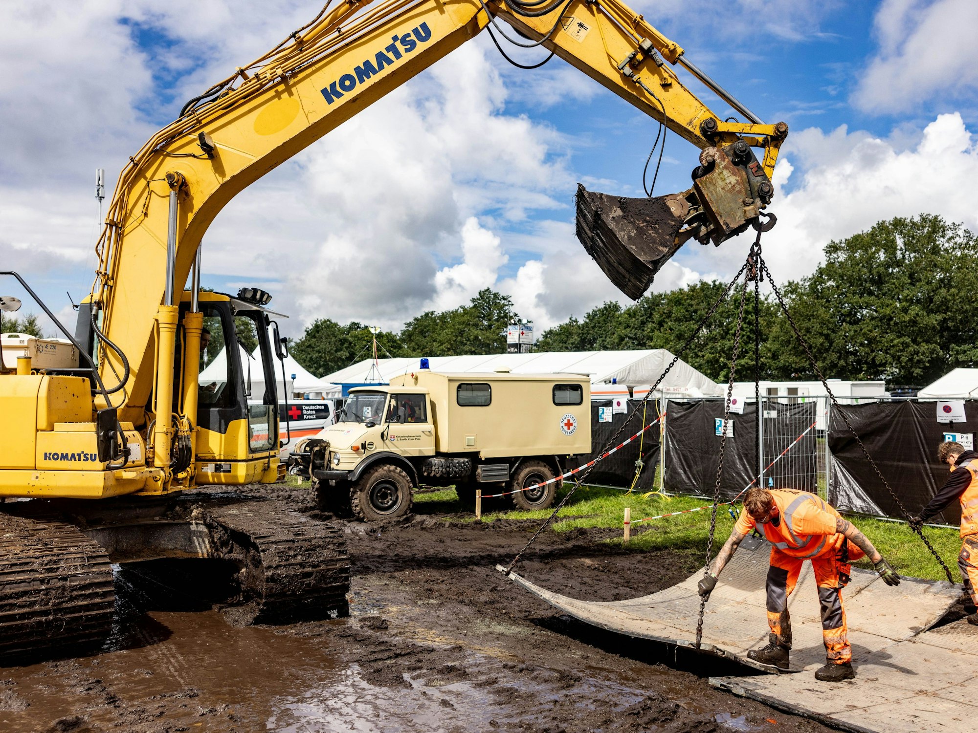 Beim Wacken Open-Air werden Platten ausgelegt.
