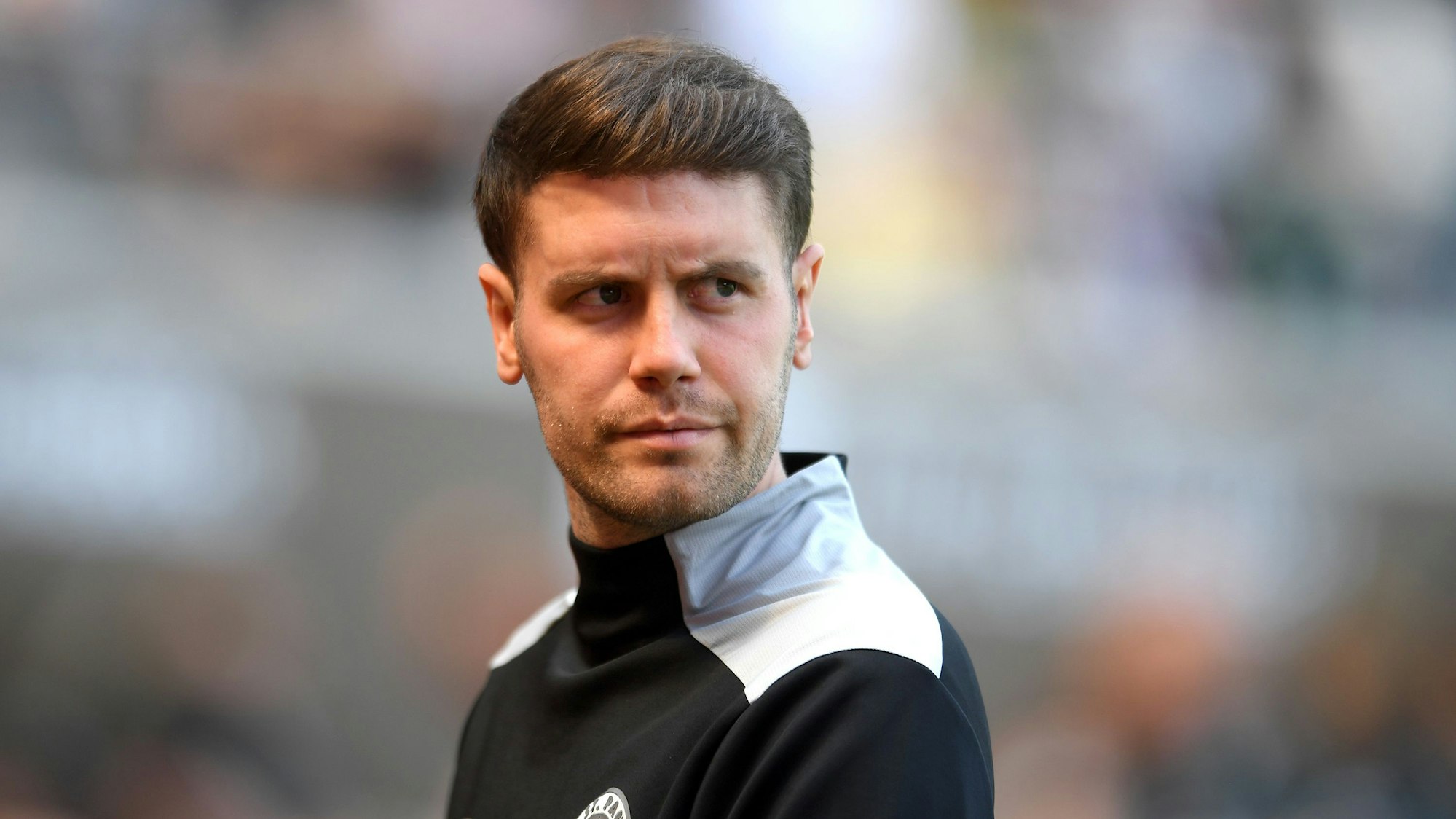 Fabian Hürzeler steht an der Seitenlinie.