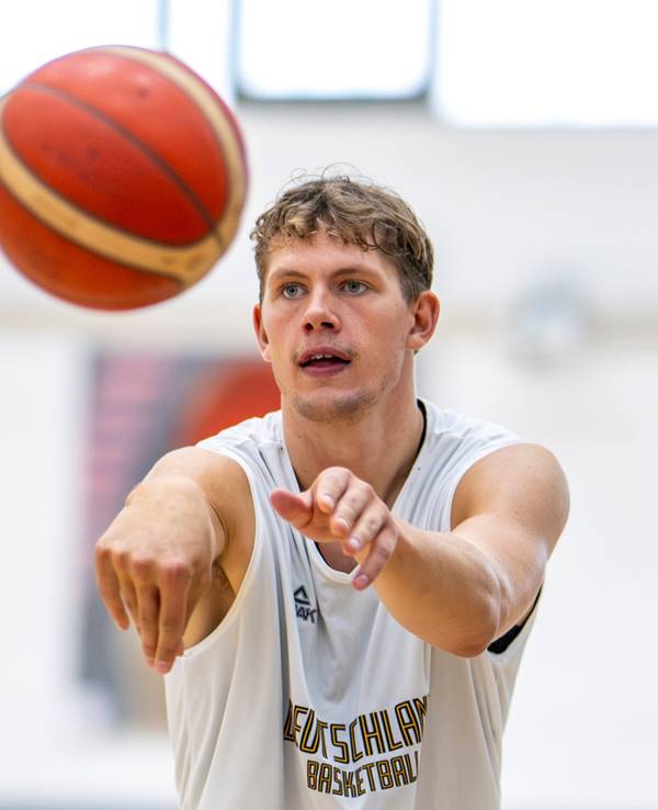 Basketball-Nationalmannschaft: Moritz Wagner am Ball.