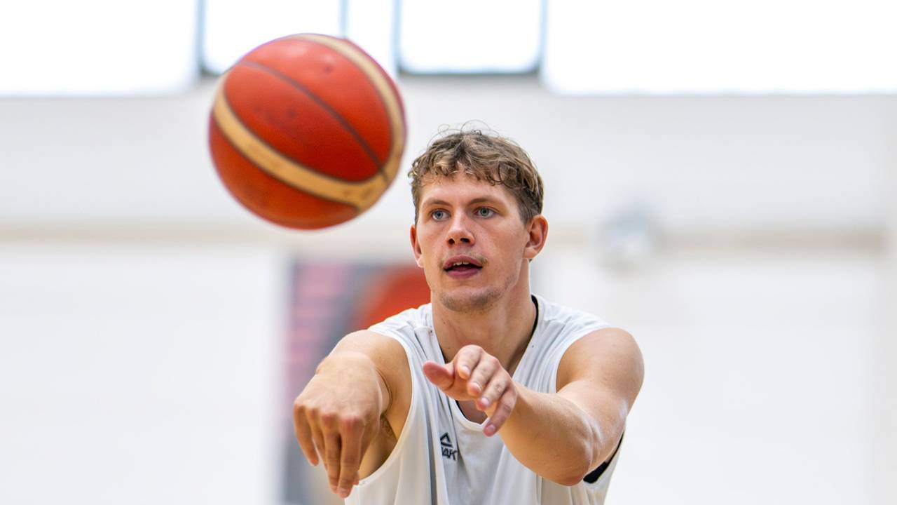 Basketball-Nationalmannschaft: Moritz Wagner am Ball.