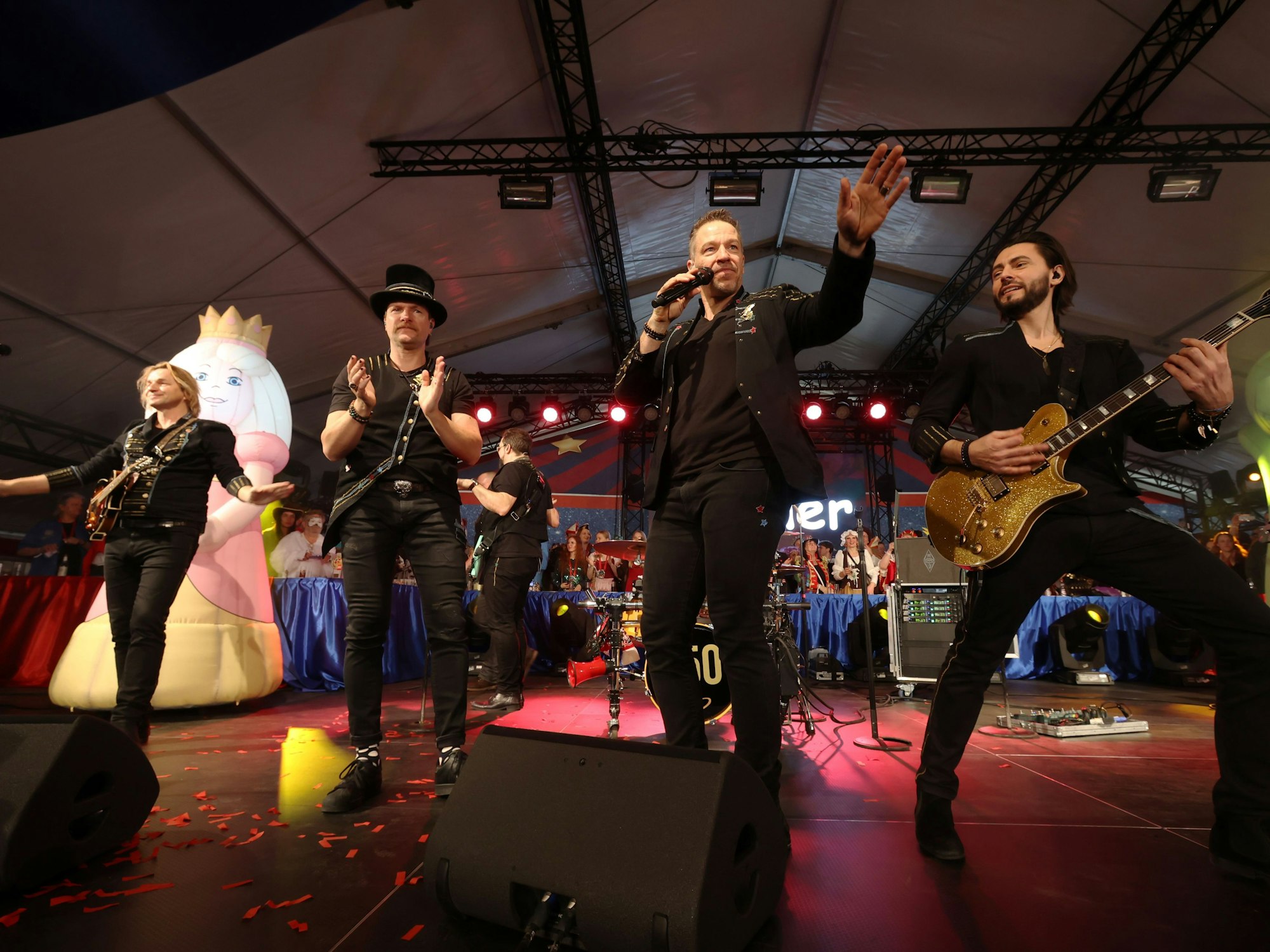 Weiberfastnacht im DuMont-Festzelt: „Närrischer Oscar Fastelovend 2023“ für die Höhner.