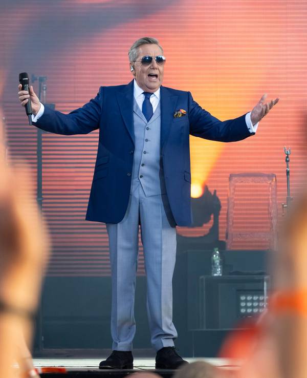 Roland Kaiser spielt mit seinen Musikern zum Auftakt der «Kaisermania» 2023 auf der Bühne am Elbufer.