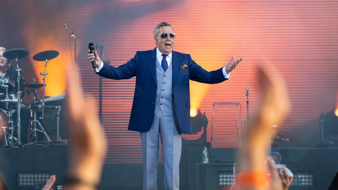 Roland Kaiser spielt mit seinen Musikern zum Auftakt der «Kaisermania» 2023 auf der Bühne am Elbufer.