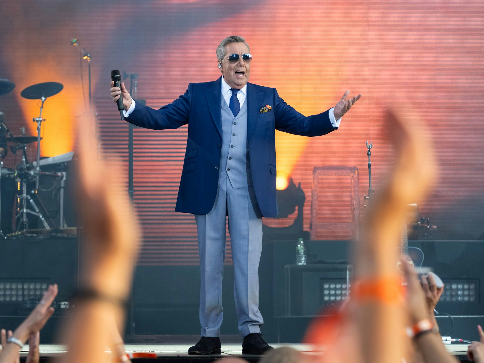 Roland Kaiser spielt mit seinen Musikern zum Auftakt der «Kaisermania» 2023 auf der Bühne am Elbufer.