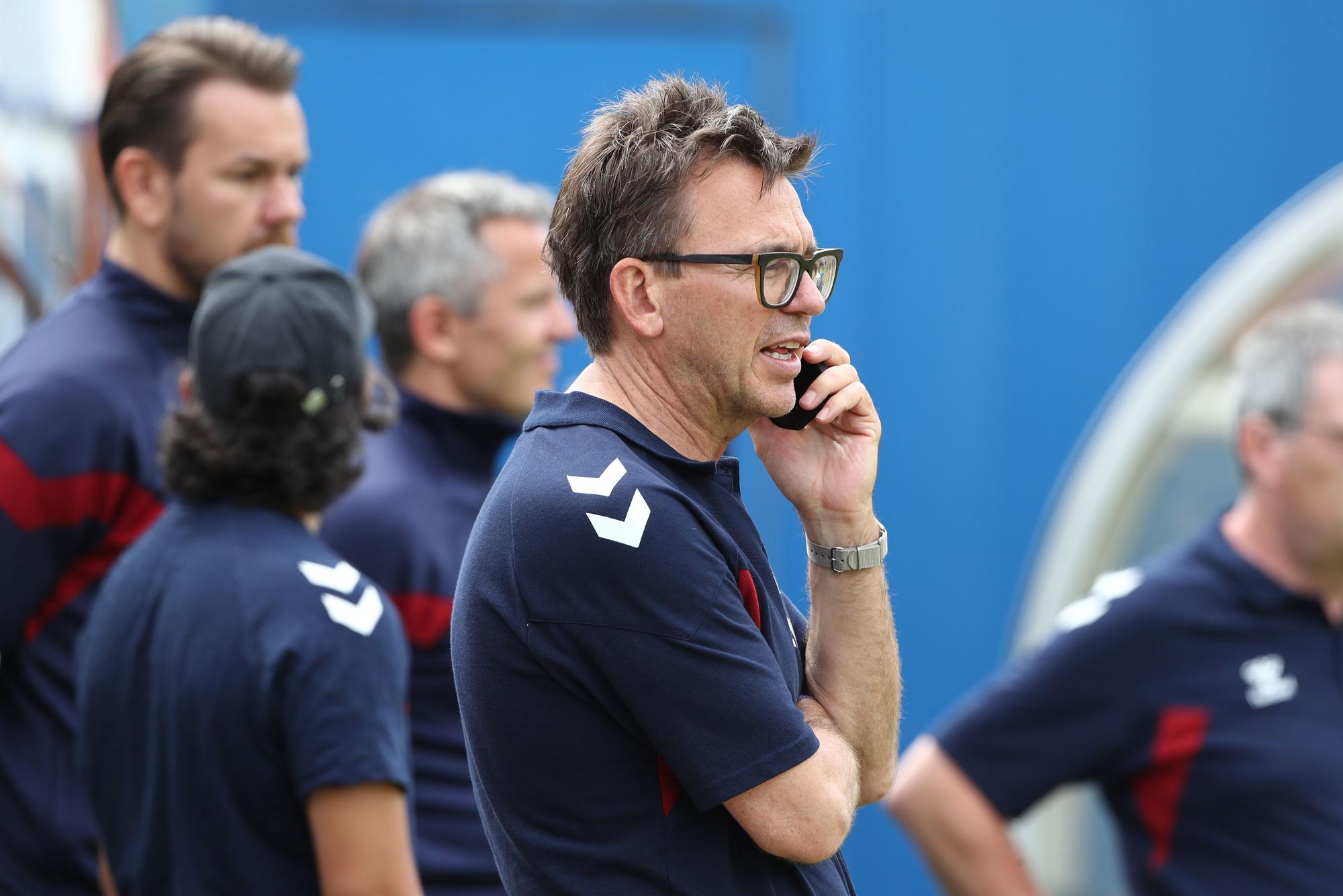 FC-Geschäftsführer Markus Rejek telefoniert im Trainingslager in Maria Alm.