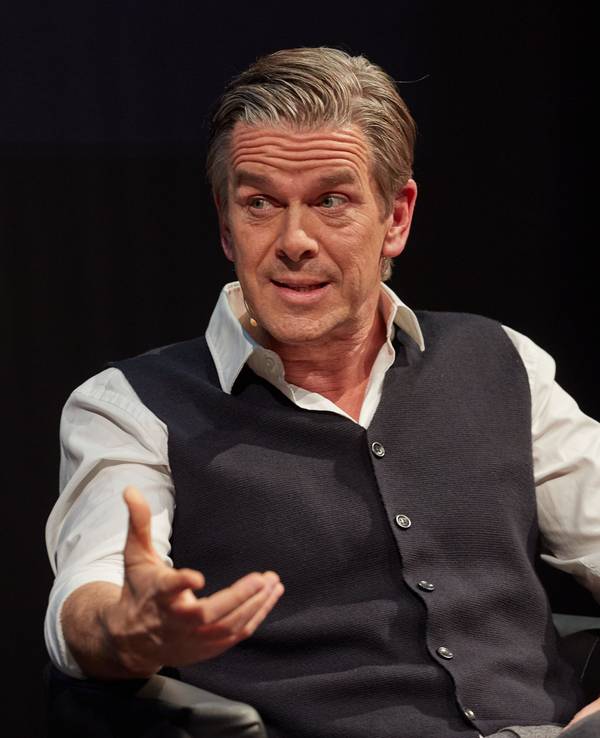 Moderator Markus Lanz sitzt im Januar 2023 auf der Bühne im Thalia Theater in Hamburg.