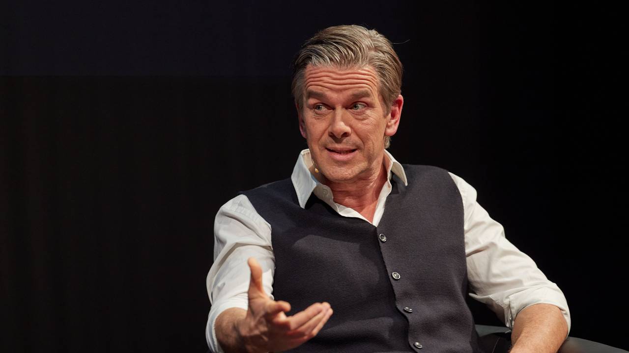 Moderator Markus Lanz sitzt im Januar 2023 auf der Bühne im Thalia Theater in Hamburg.