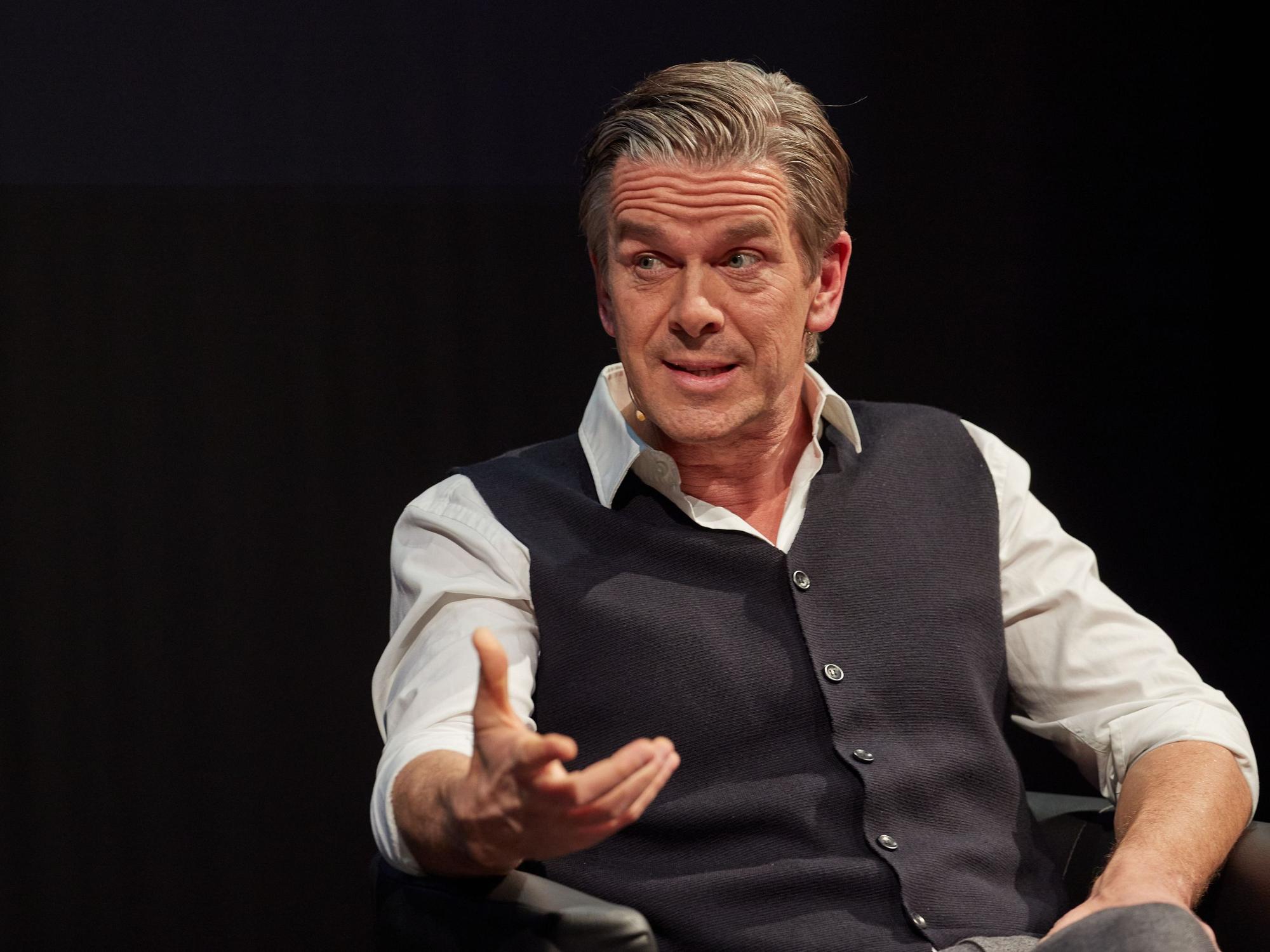 Moderator Markus Lanz sitzt im Januar 2023 auf der Bühne im Thalia Theater in Hamburg.