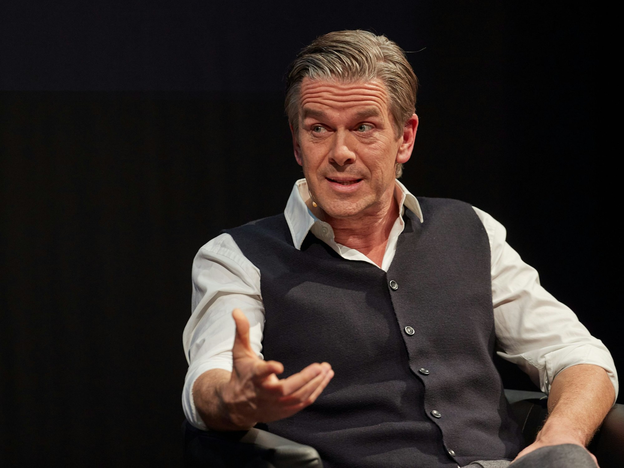 Moderator Markus Lanz sitzt im Januar 2023 auf der Bühne im Thalia Theater in Hamburg.