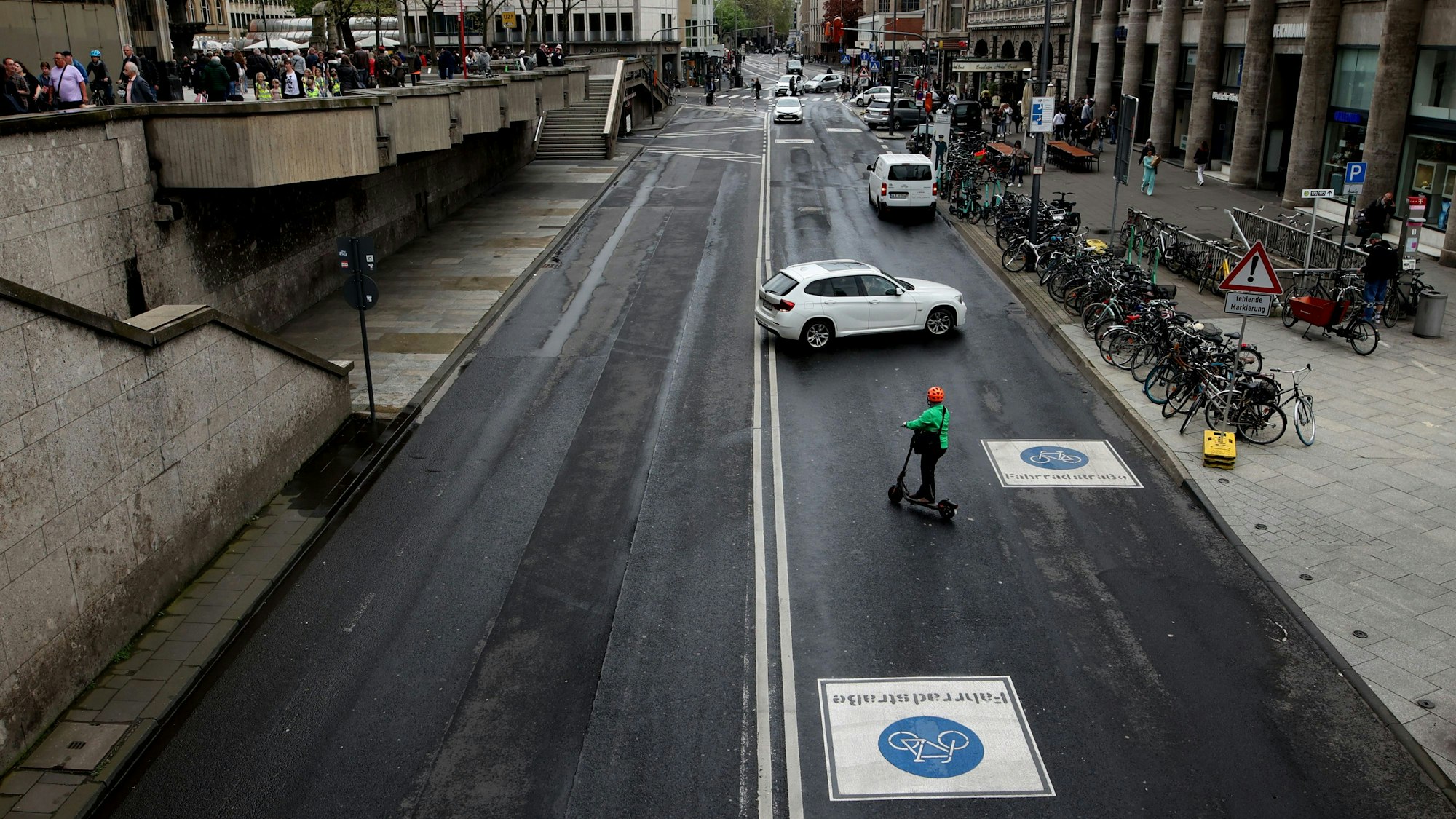 Ein Radfahrer fährt auf der neu angelegten Fahrradstraße in der Trankgasse am Dom in Köln.