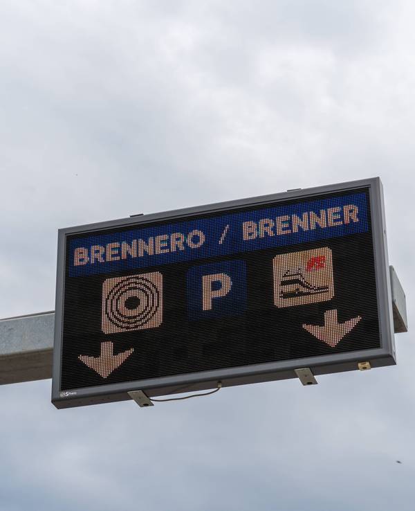Ein Wegweiser zur Brenner-Autobahn.