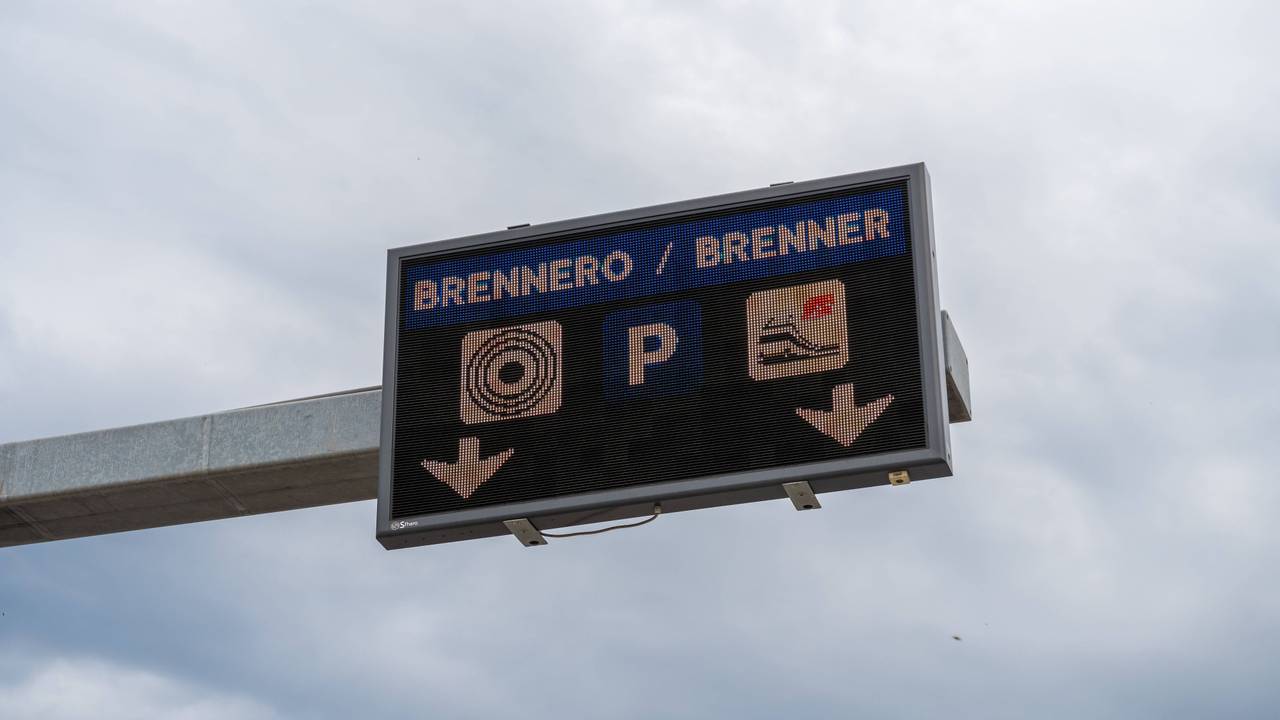 Ein Wegweiser zur Brenner-Autobahn.