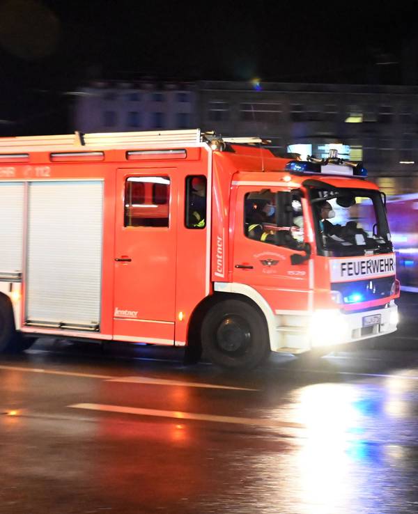 Die Feuerwehr rast über den Neumarkt in Köln.