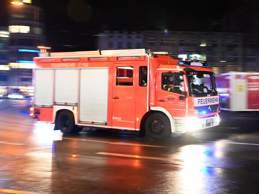 Die Feuerwehr rast über den Neumarkt.