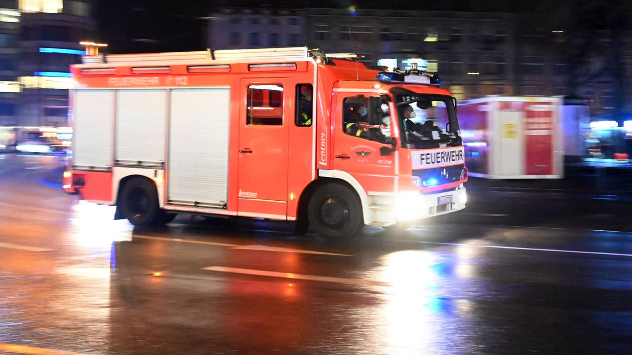 Die Feuerwehr rast über den Neumarkt in Köln.