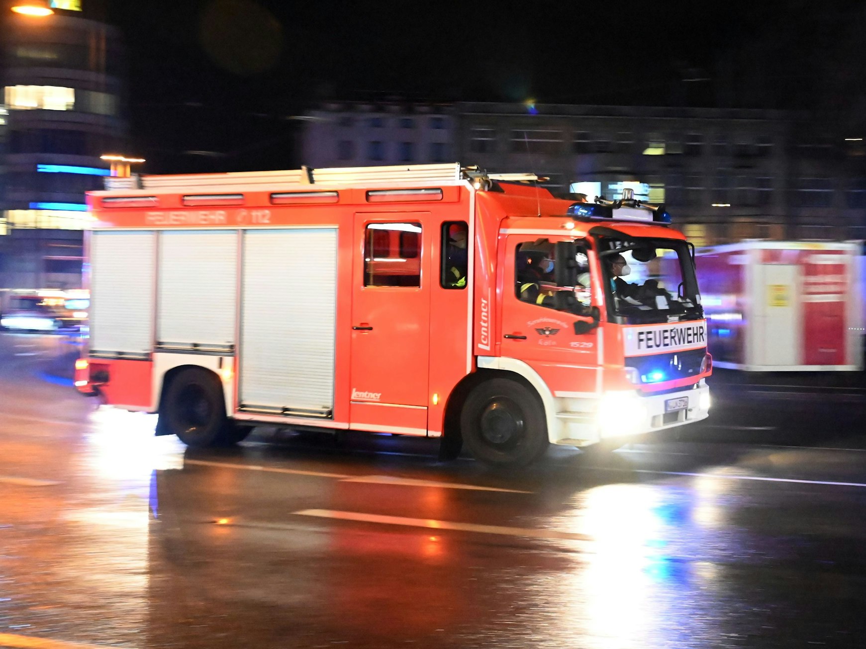 Die Feuerwehr rast über den Neumarkt in Köln.