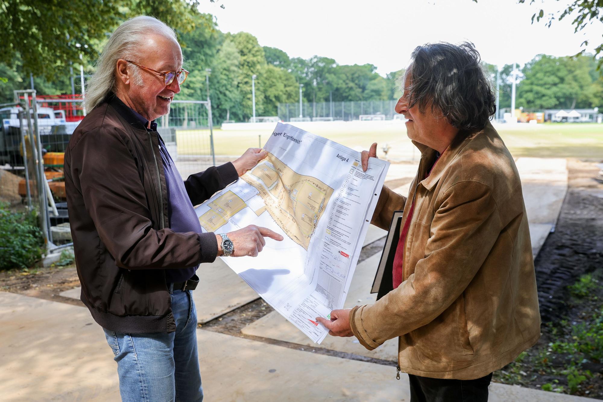 Friedmund Skorzenski und Roland Schüler stehen am Geißbockheim.