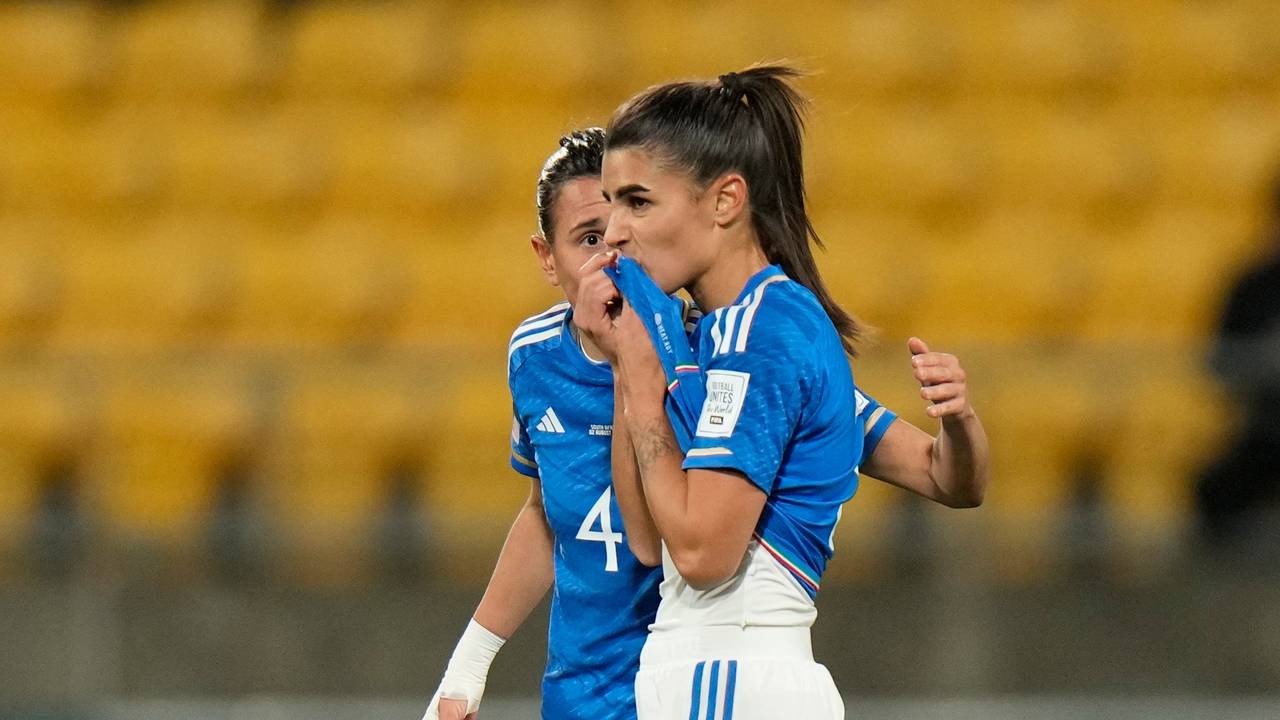 Benedetta Orsi wird nach ihrem Eigentor gegen Südafrika von Lucia Di Guglielmo getröstet.