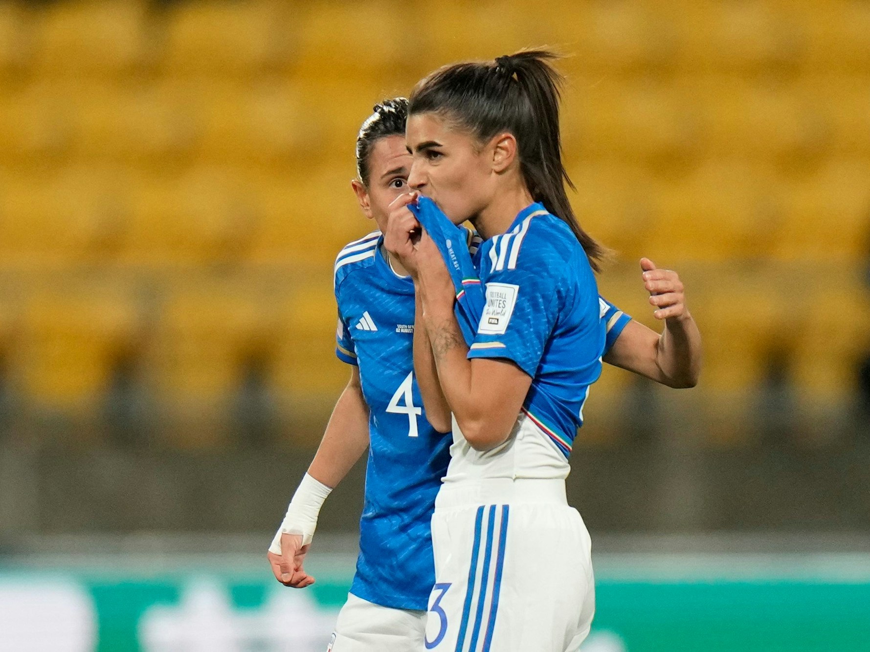 Benedetta Orsi wird nach ihrem Eigentor gegen Südafrika von Lucia Di Guglielmo getröstet.