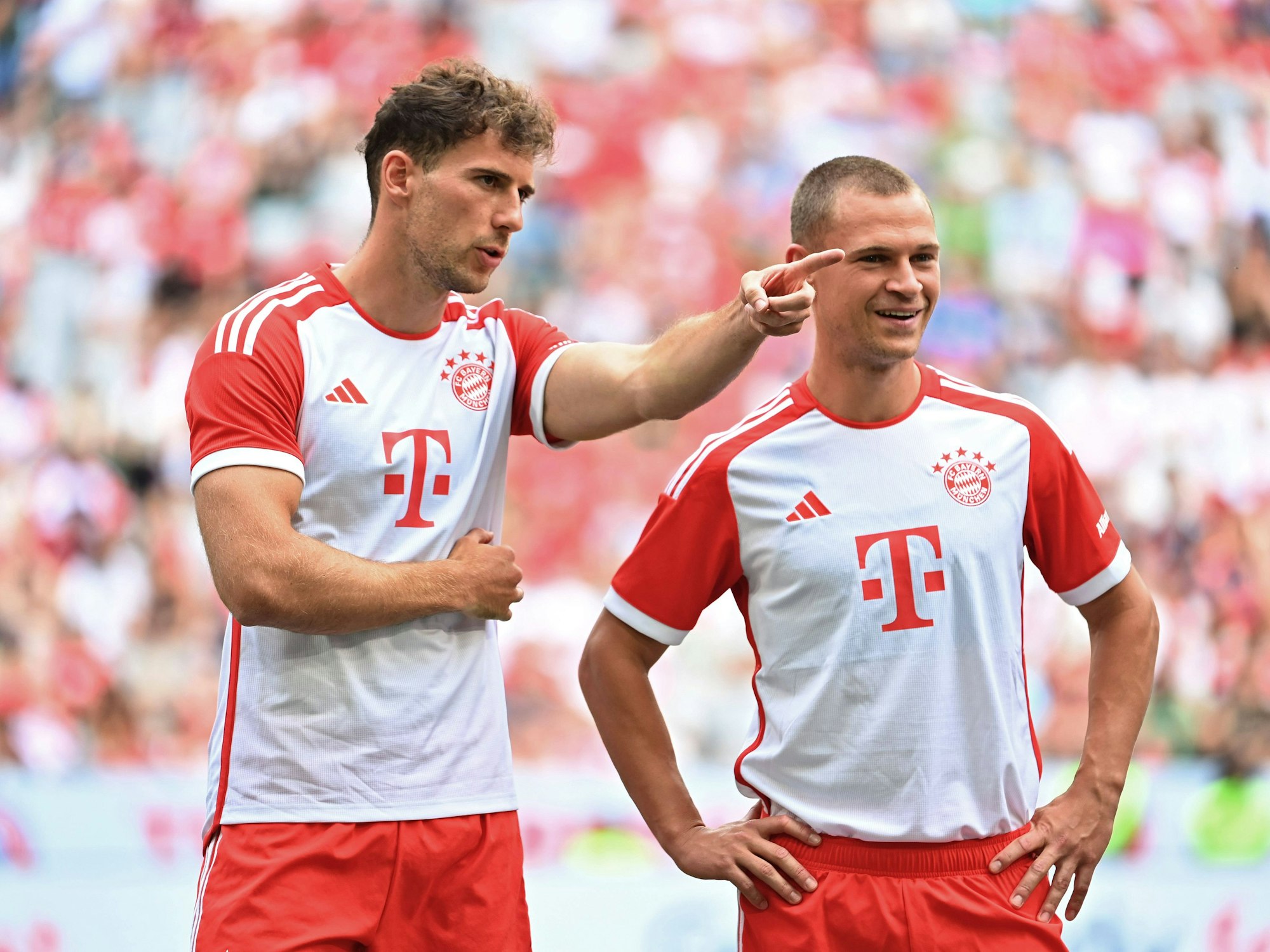 Leon Goretzka und Joshua Kimmich (r.) in den neuen Bayern-Trikots für die Saison 2023/24.