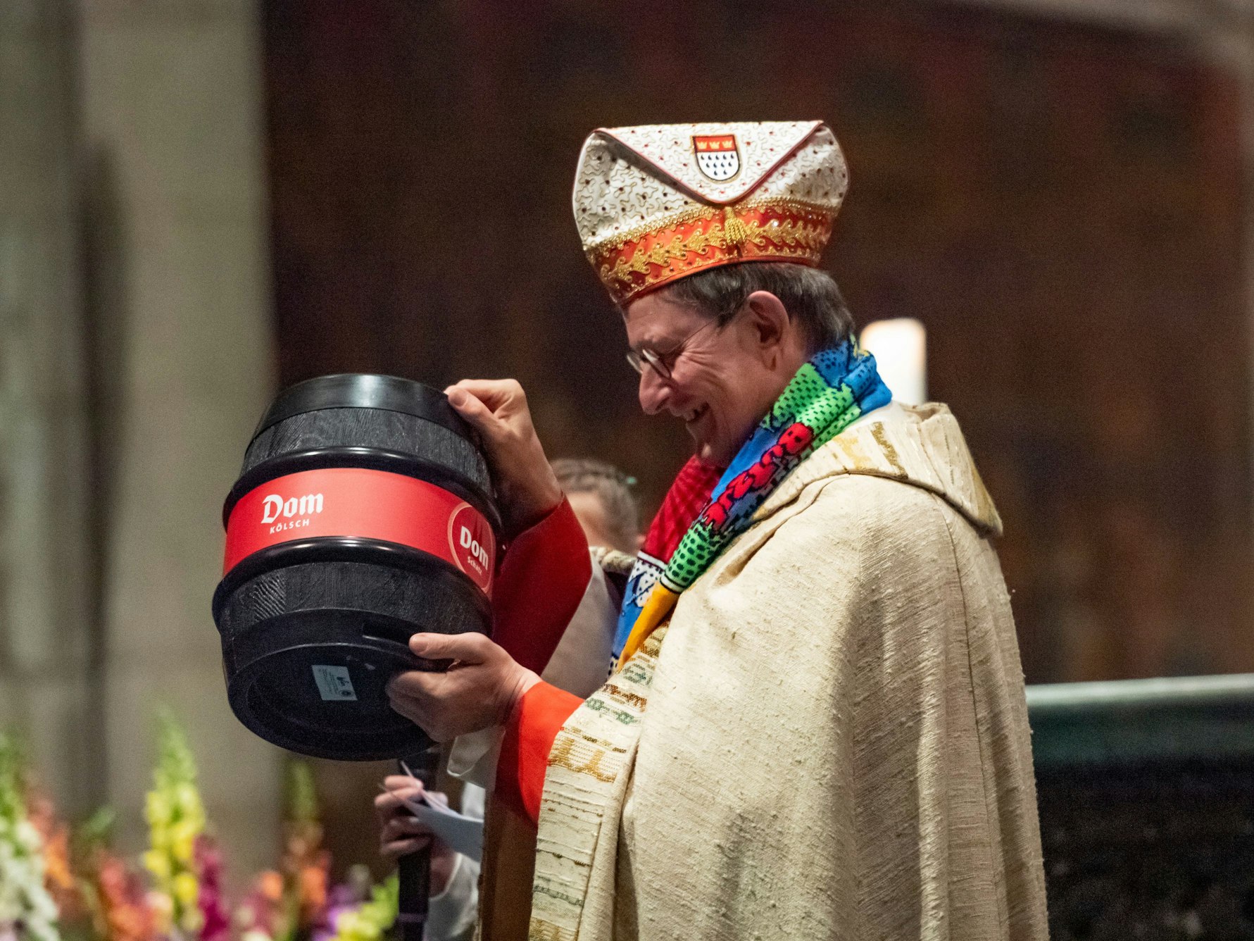 Kardinal Woelki segnet ein Pittermännchen im Kölner Dom.