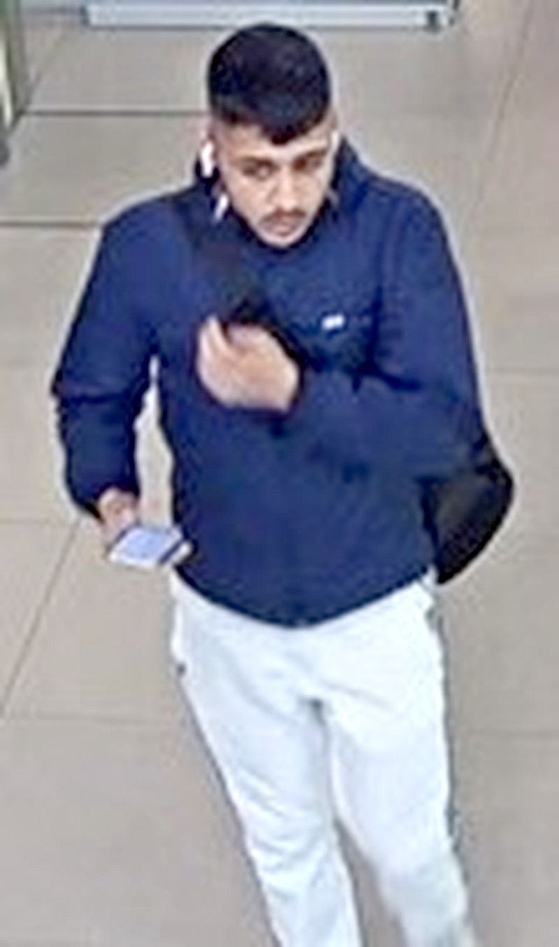 Die Polizei fahndet mit diesem Foto nach einem Unbekannten, der einen Taxifahrer mit Pfefferspray angegriffen haben soll. Die Polizei veröffentlichte die Aufnahme am 4. August 2023.