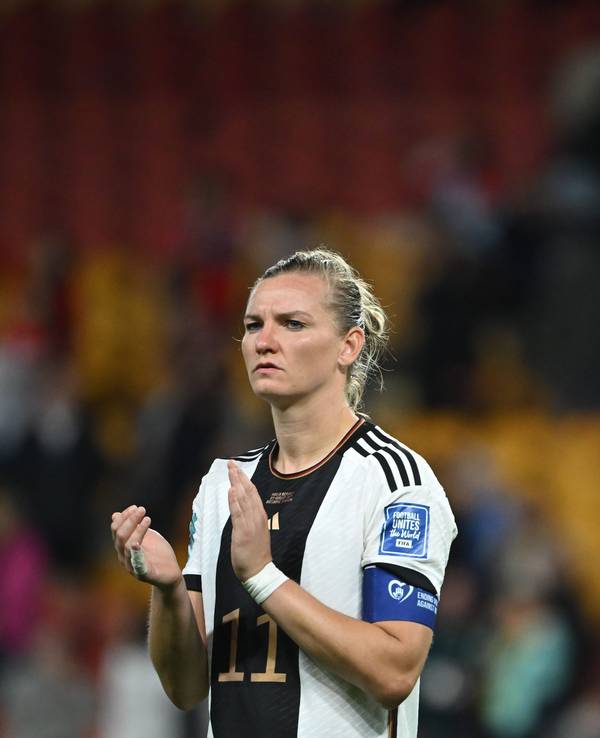 DFB-Stürmerin Alexandra Popp schaut enttäuscht.