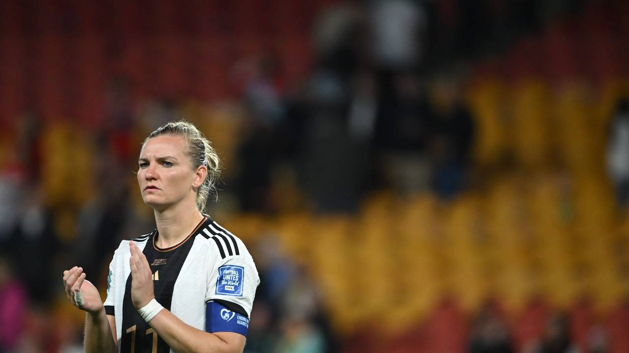 DFB-Stürmerin Alexandra Popp schaut enttäuscht.