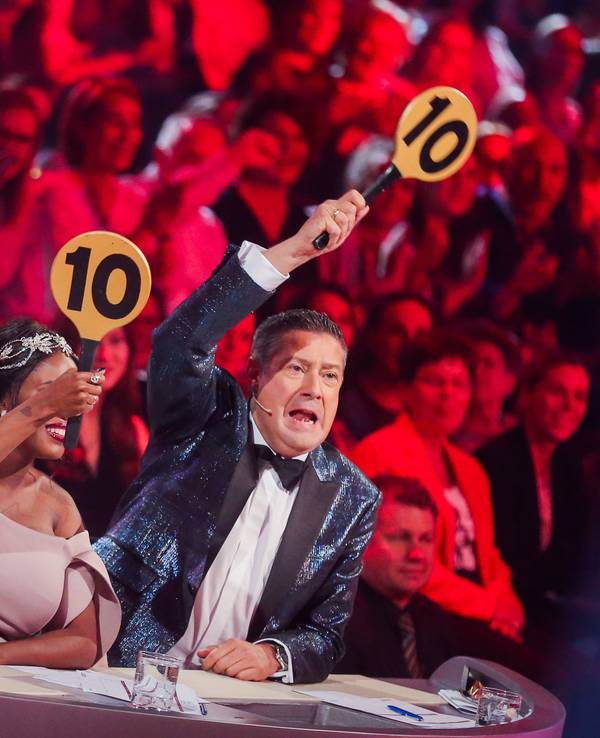 Die Jurymitglieder Jorge Gonzalez (l-r), Motsi Mabuse und Joachim Llambi zeigen 2018 ihre Punkte in der RTL-Tanzshow Let's Dance.