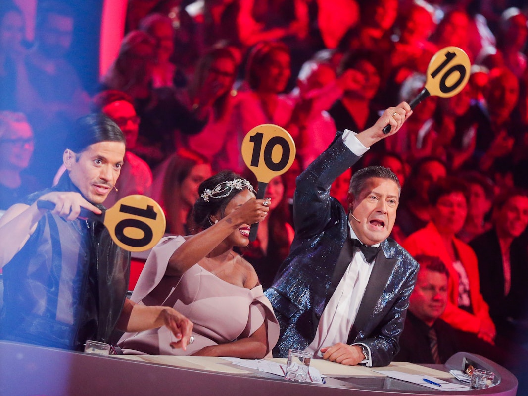 Die Jurymitglieder Jorge Gonzalez (l-r), Motsi Mabuse und Joachim Llambi zeigen 2018 ihre Punkte in der RTL-Tanzshow Let's Dance.