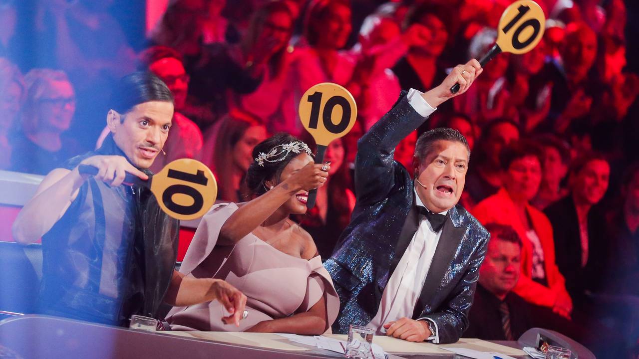 Die Jurymitglieder Jorge Gonzalez (l-r), Motsi Mabuse und Joachim Llambi zeigen 2018 ihre Punkte in der RTL-Tanzshow Let's Dance.