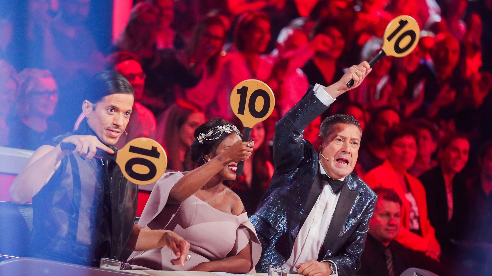 Die Jurymitglieder Jorge Gonzalez (l-r), Motsi Mabuse und Joachim Llambi zeigen 2018 ihre Punkte in der RTL-Tanzshow Let's Dance.