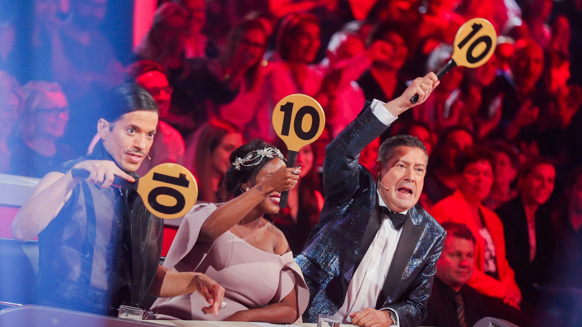 Die Jurymitglieder Jorge Gonzalez (l-r), Motsi Mabuse und Joachim Llambi zeigen 2018 ihre Punkte in der RTL-Tanzshow Let's Dance.